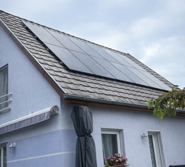 installation de panneaux solaires sur toiture inclinée – solution durable