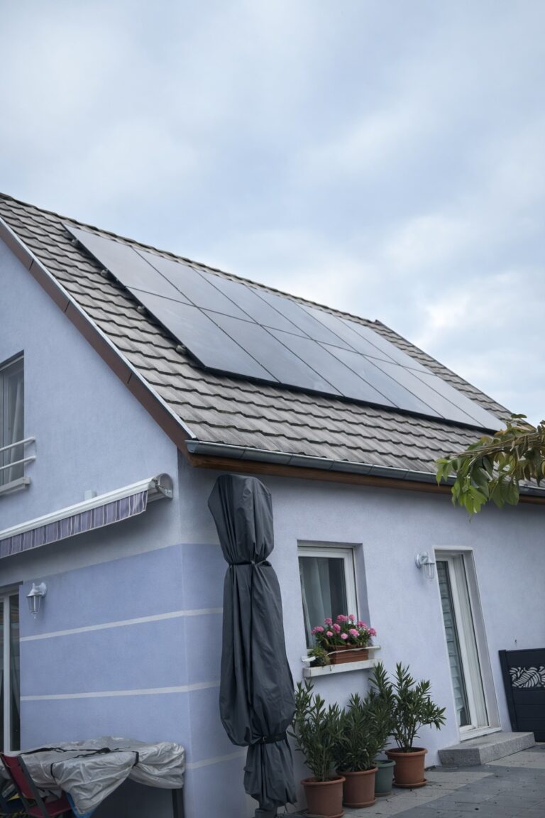 installation de panneaux solaires sur toiture inclinée – solution durable