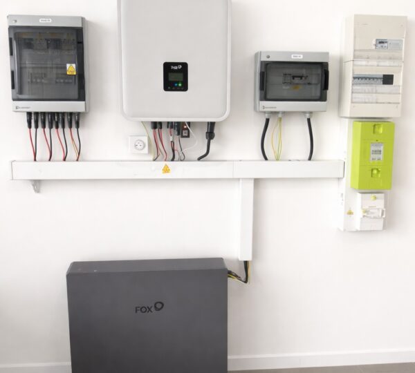 installation photovoltaïque avec batterie de stockage et onduleur intelligent