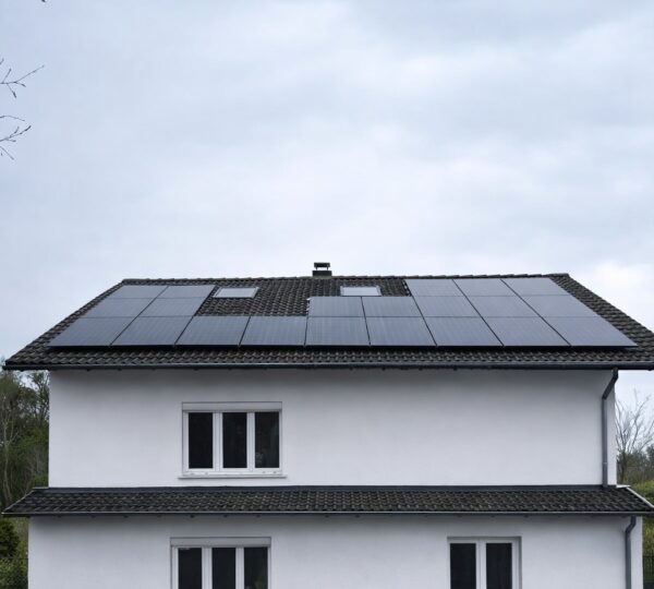 maison équipée de panneaux solaires pour autoconsommation