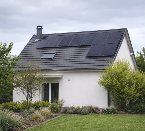 panneaux solaires sur maison individuelle – production d’électricité verte