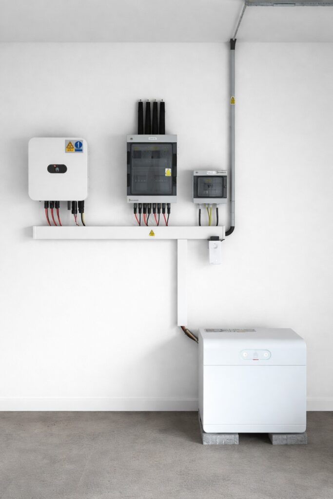 système de stockage solaire avec batterie et onduleur