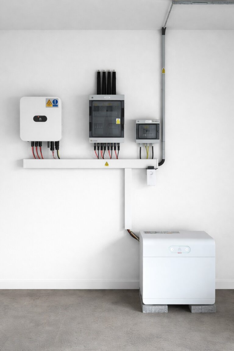 système de stockage solaire avec batterie et onduleur