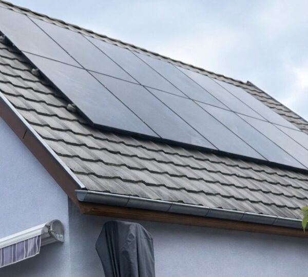 Panneaux solaires sur une toiture inclinée dans le Haut-Rhin