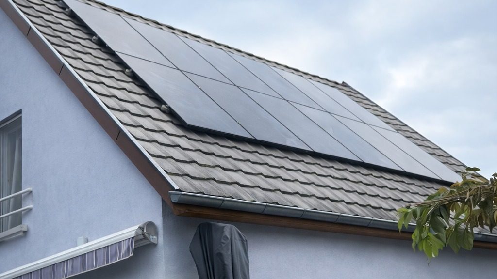Panneaux solaires sur une toiture inclinée dans le Haut-Rhin