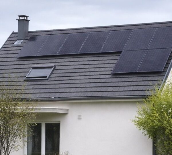 Panneaux solaires en toiture sur une maison individuelle en Alsace